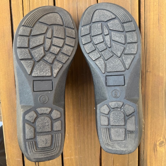 Cherokee Black Leather Clogs - Picture 8 of 10